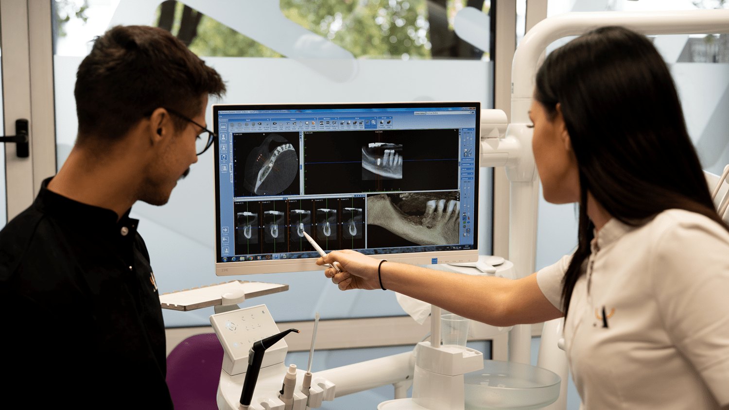 Doktor i pacijentica pregledavaju 3D CBCT snimku implantata u klinici DSA – Digital Smile Academy, Zagreb